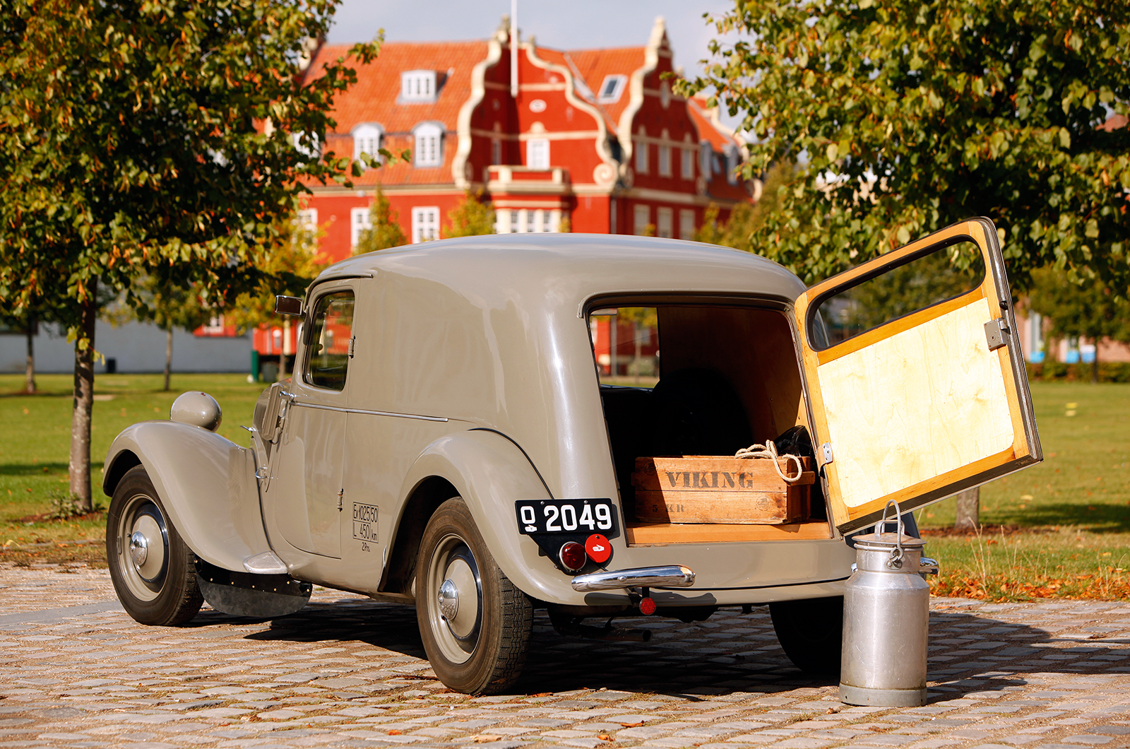 Classic & Sports Car – Citroën Traction Avant camionnette: van extraordinaire