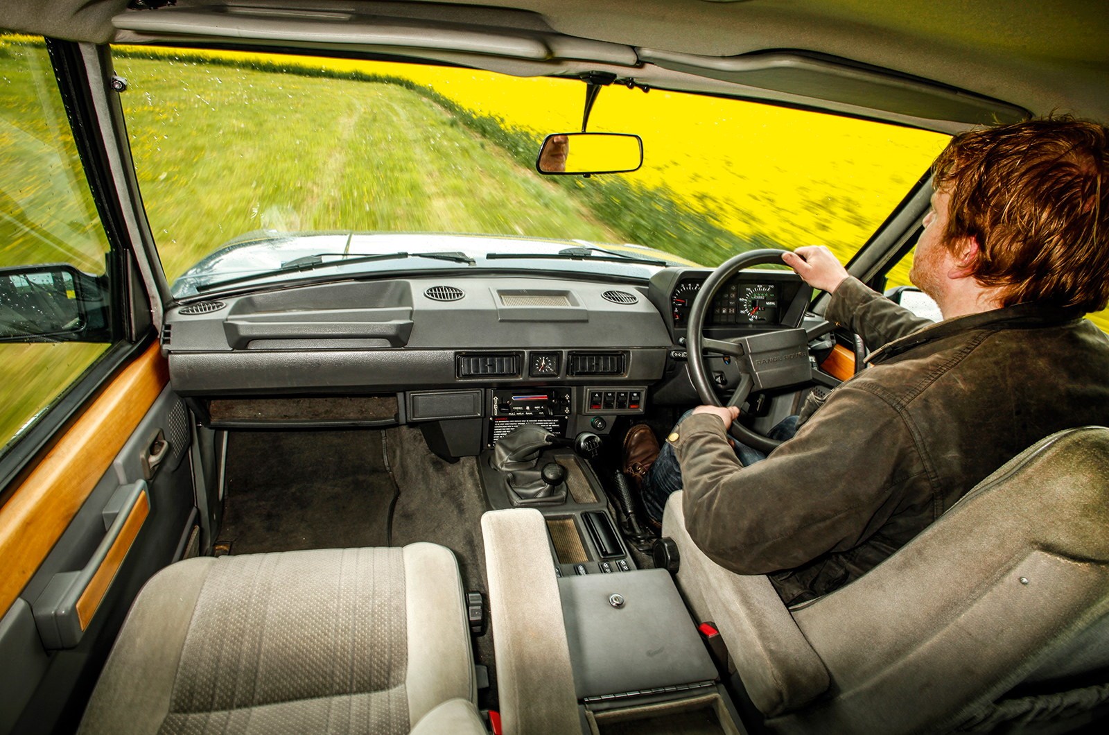 Classic & Sports Car – Luxury on the farm: Range Rover vs Mercedes G-Wagen