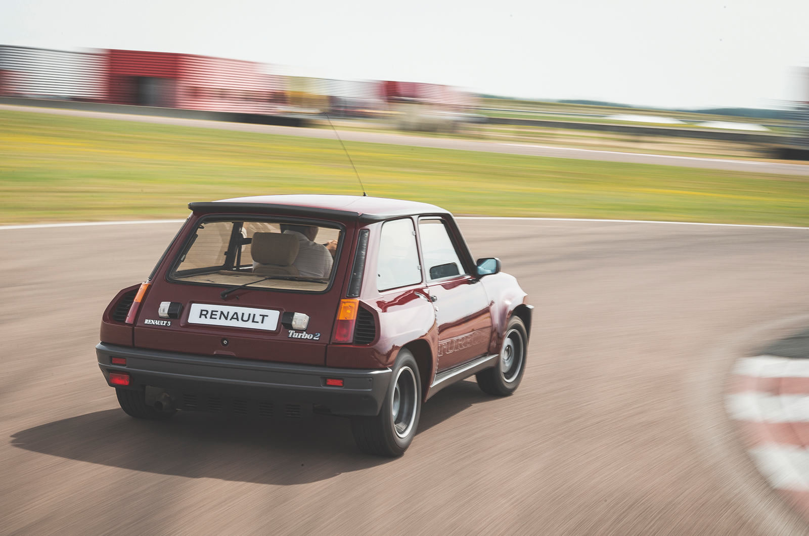 Classic & Sports Car – Renault’s lively 5s: Gordini Turbo and Turbo 2 on track