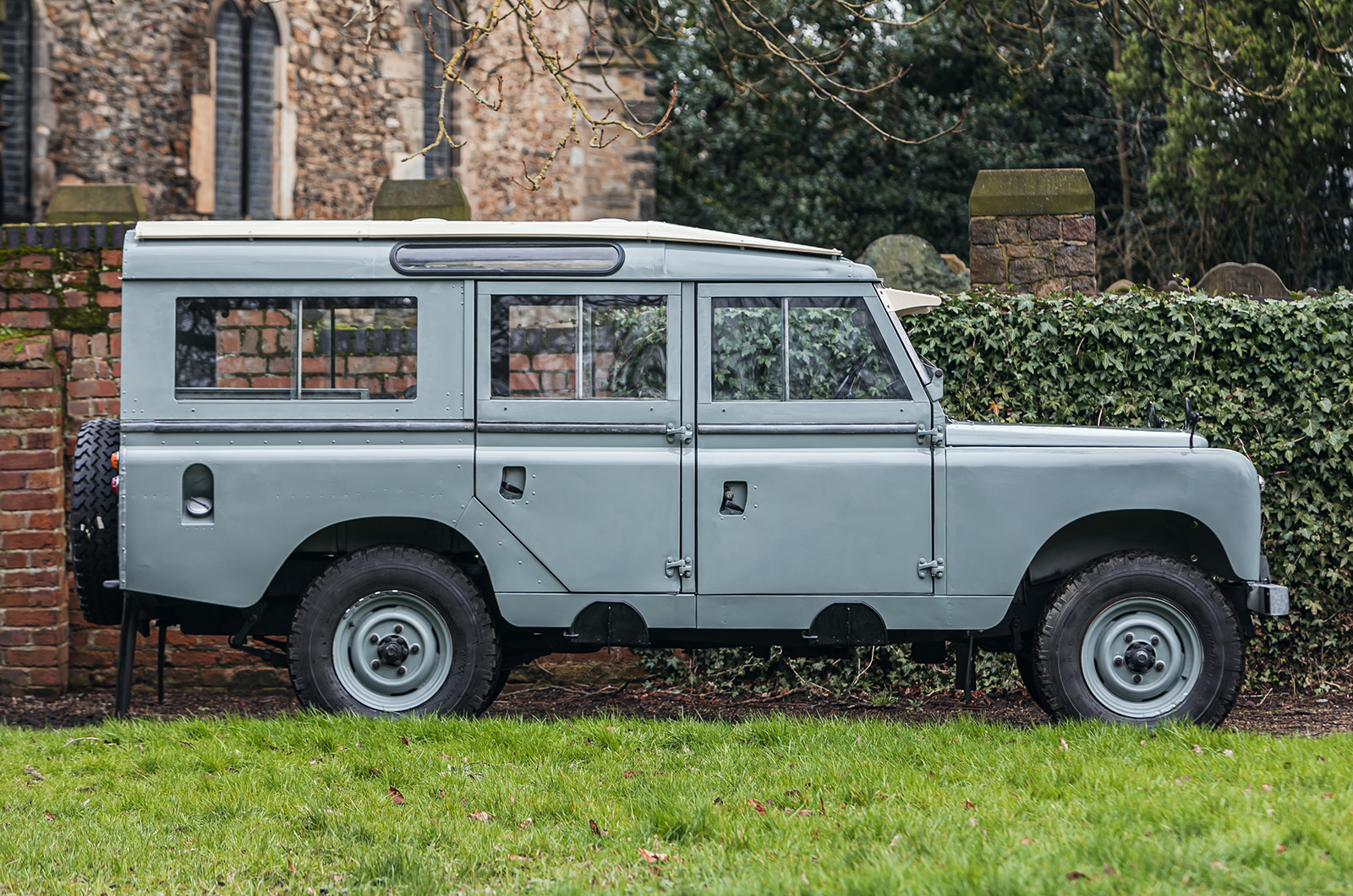 Classic & Sports Car – This super-early Series II Land Rover could be yours