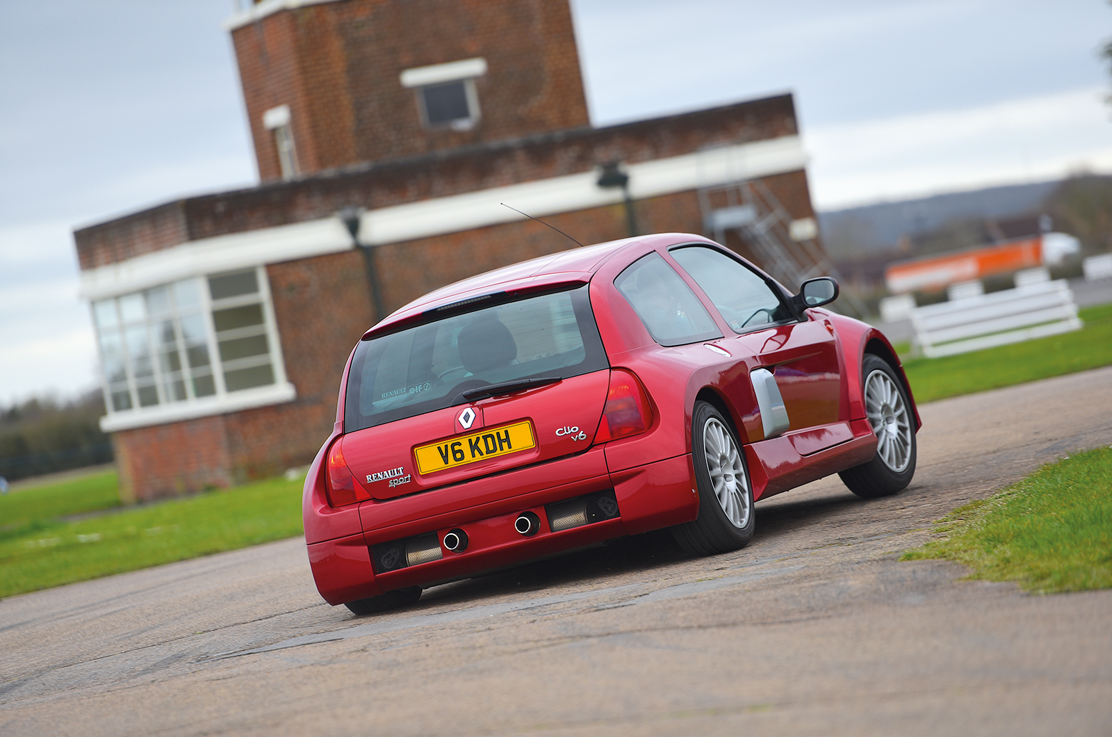 Classic & Sports Car – Unhinged hatches: Volkswagen Beetle RSI vs Renault Clio V6