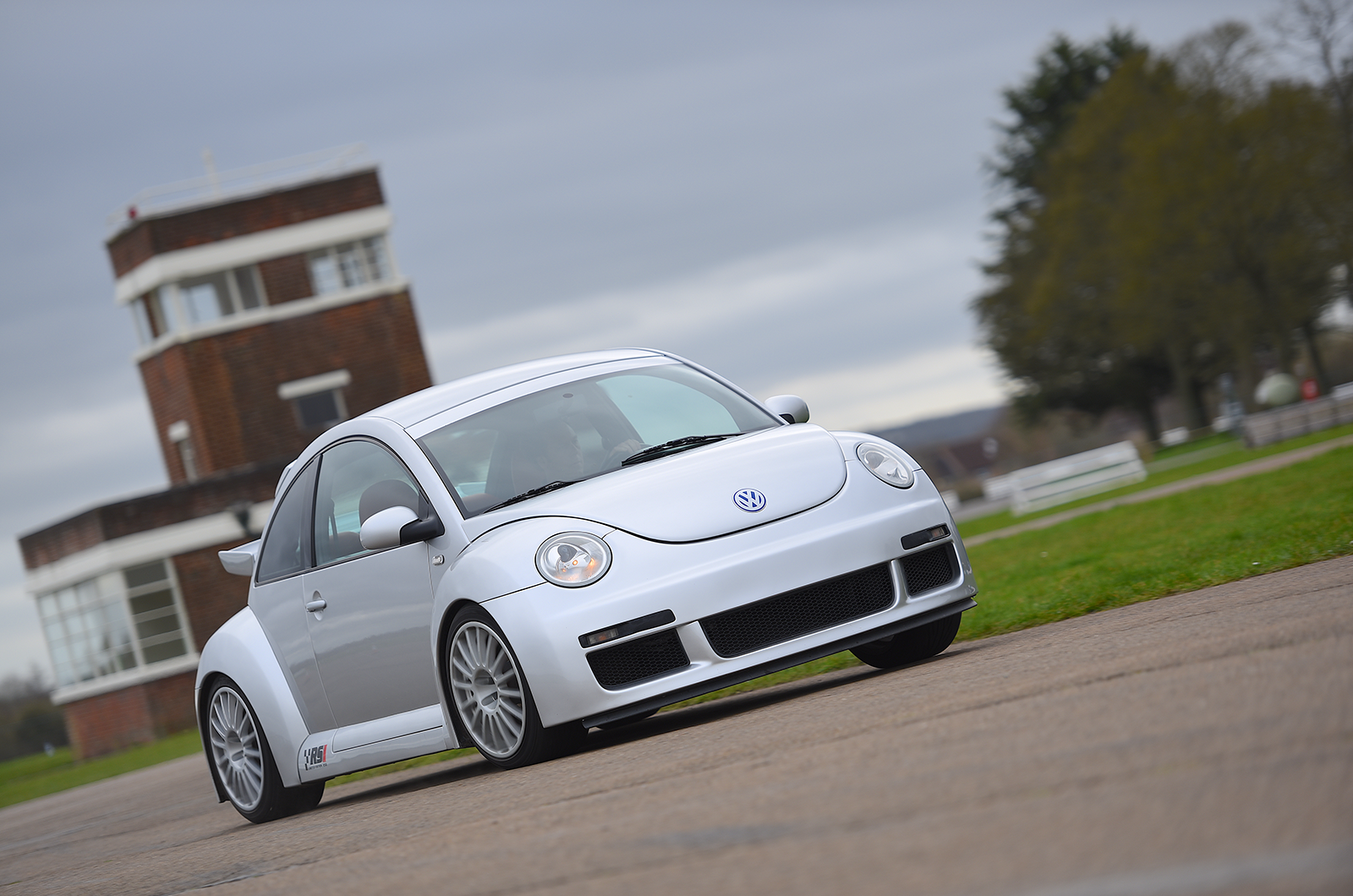 Classic & Sports Car – Unhinged hatches: Volkswagen Beetle RSI vs Renault Clio V6