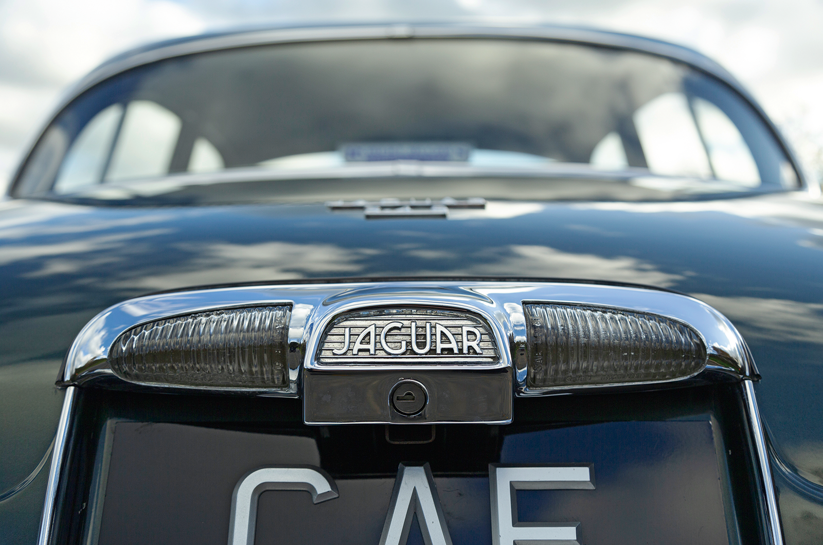 Classic & Sports Car – Jaguar S-type 3.4 vs Vanden Plas 4 litre R: meeting in the middle