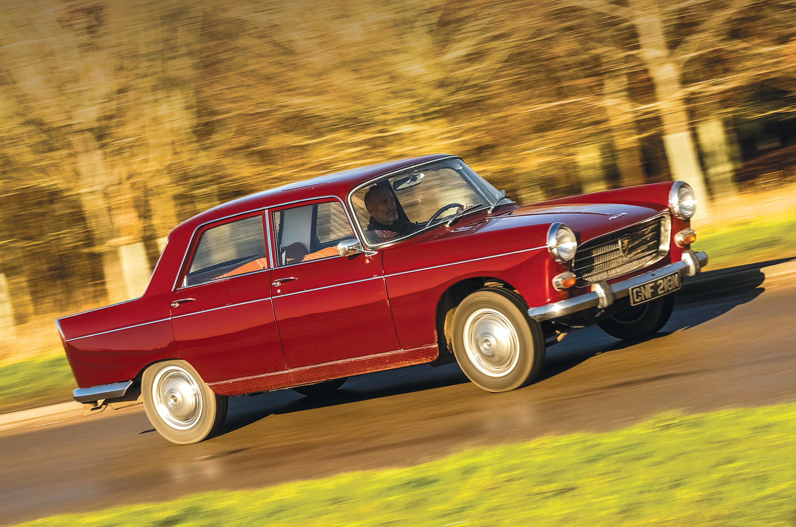 Classic & Sports Car – Fiat 1500L vs Peugeot 404: the shape of things to come