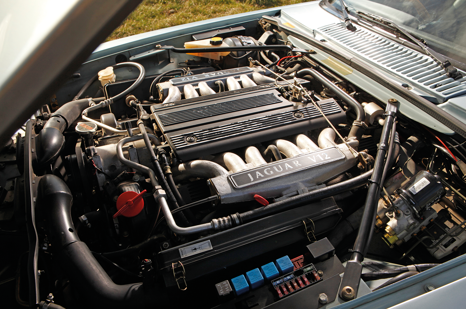 Classic & Sports Car – Jaguar XJ-S V12 vs XJS 6-litre: coming of age