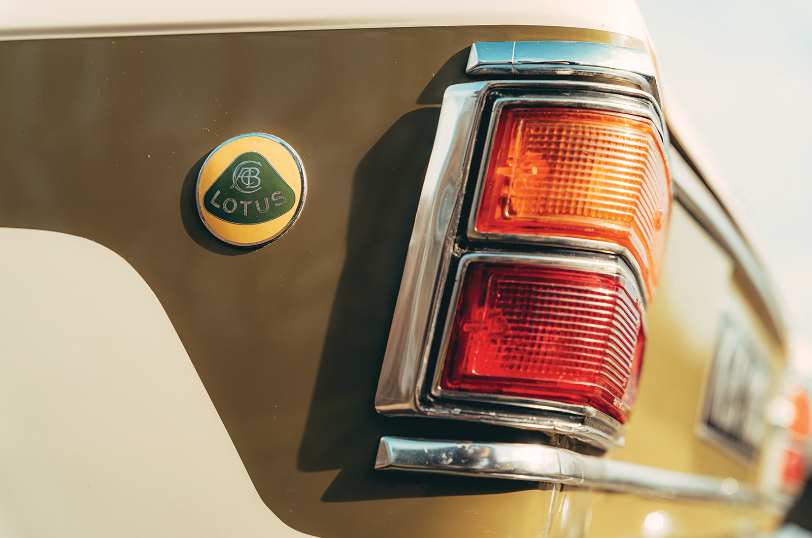 Classic & Sports Car – Ford Cortina II Lotus vs Alfa Romeo 2000 GTV: twin-cam tearaways