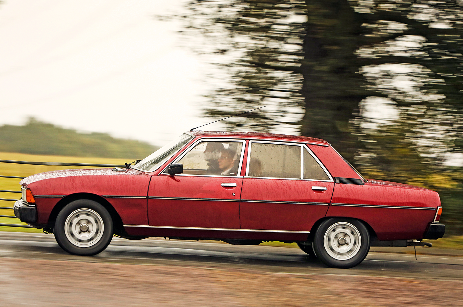 Classic & Sports Car – Alfa Romeo, Rover, Ford, Peugeot, Toyota and Talbot: battle of the barges