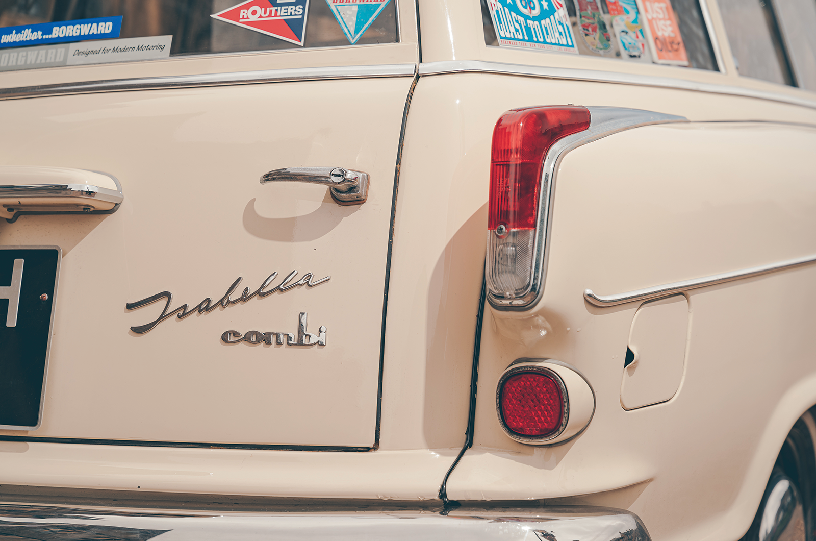 Classic & Sports Car – Morris Oxford Traveller vs Borgward Isabella Combi: practically perfect?