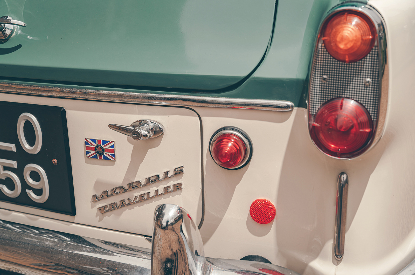 Classic & Sports Car – Morris Oxford Traveller vs Borgward Isabella Combi: practically perfect?