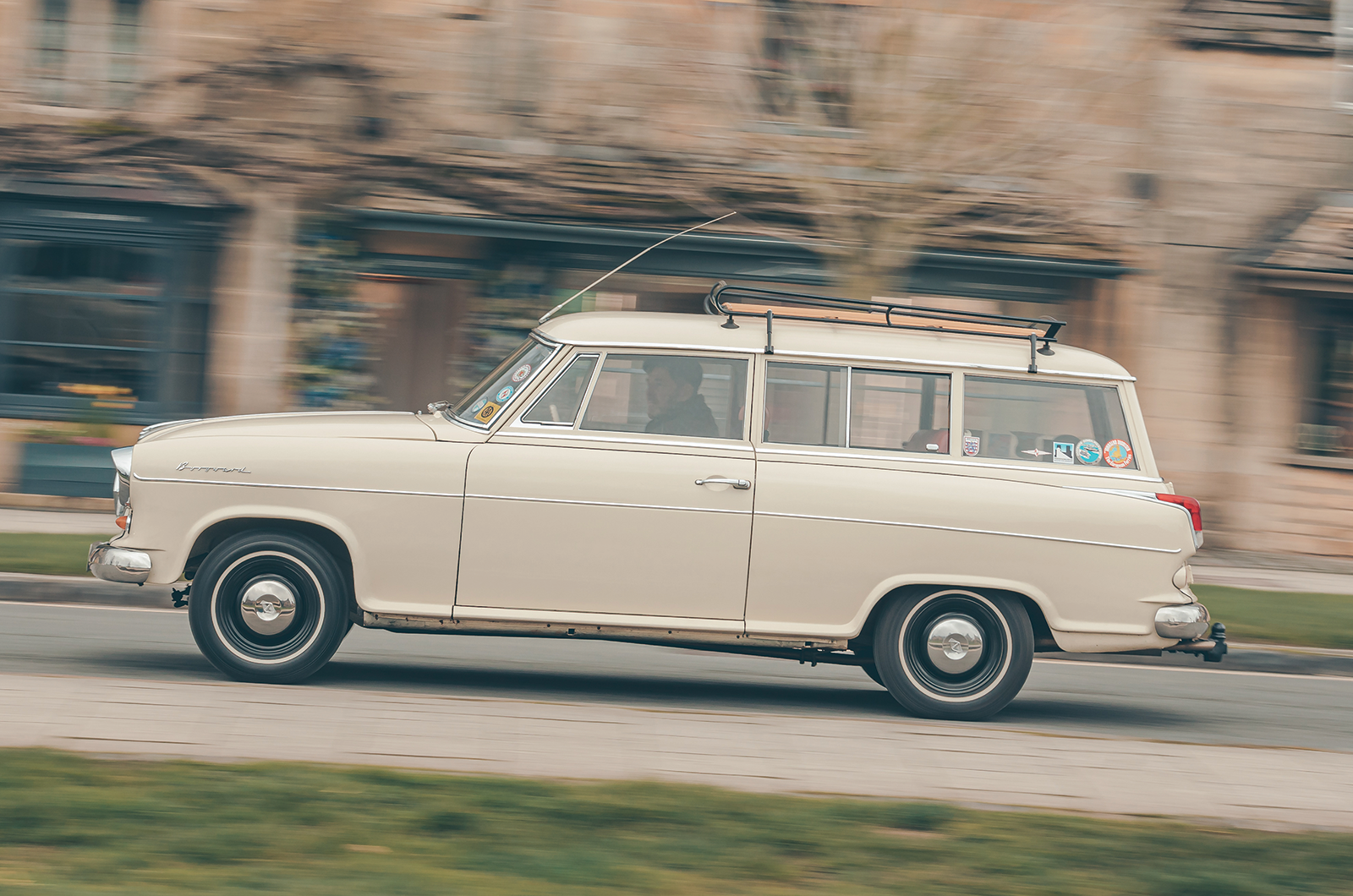 Classic & Sports Car – Morris Oxford Traveller vs Borgward Isabella Combi: practically perfect?