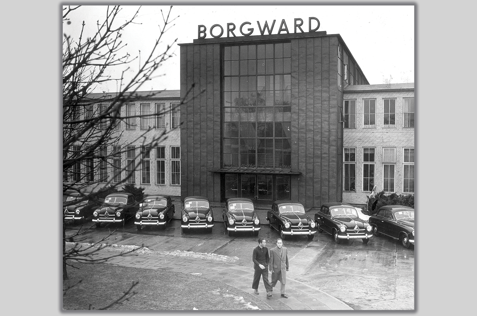 Classic & Sports Car – Morris Oxford Traveller vs Borgward Isabella Combi: practically perfect?