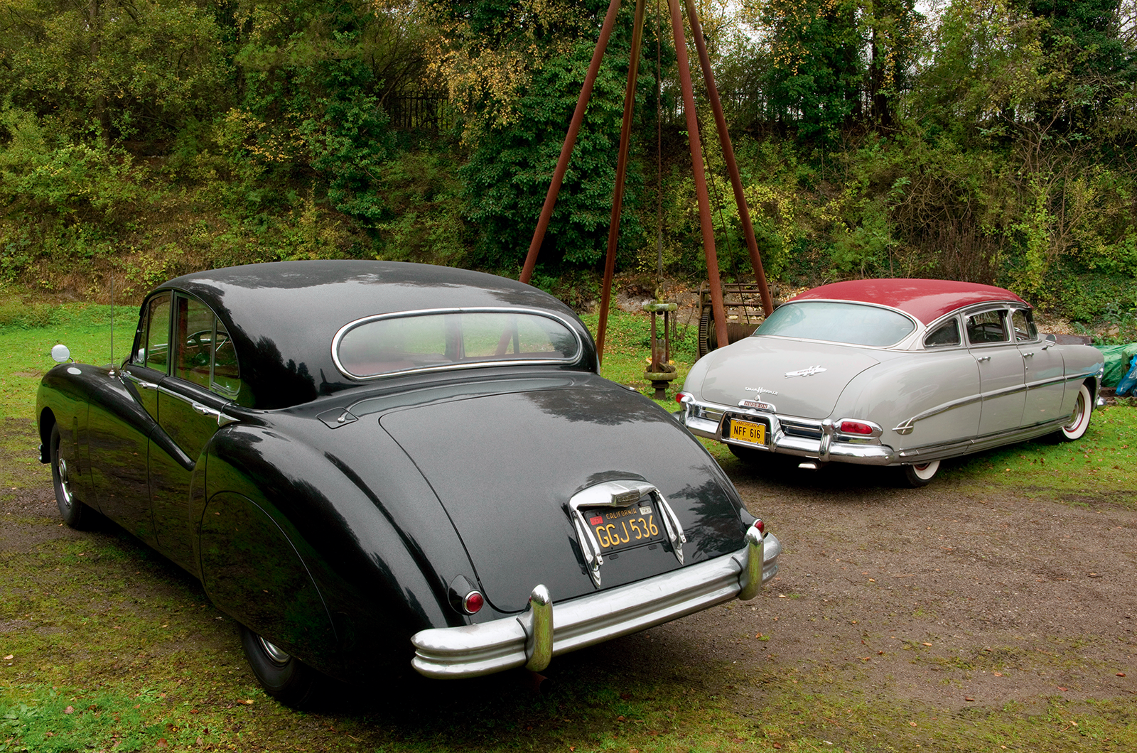 Classic & Sports Car – Jaguar MkVII vs Hudson Hornet: big cat in America