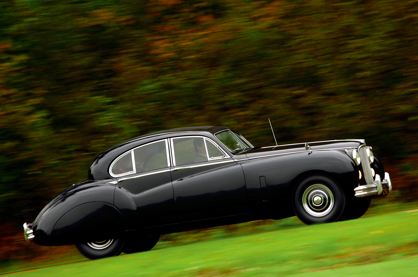 Classic & Sports Car – Jaguar MkVII vs Hudson Hornet: big cat in America