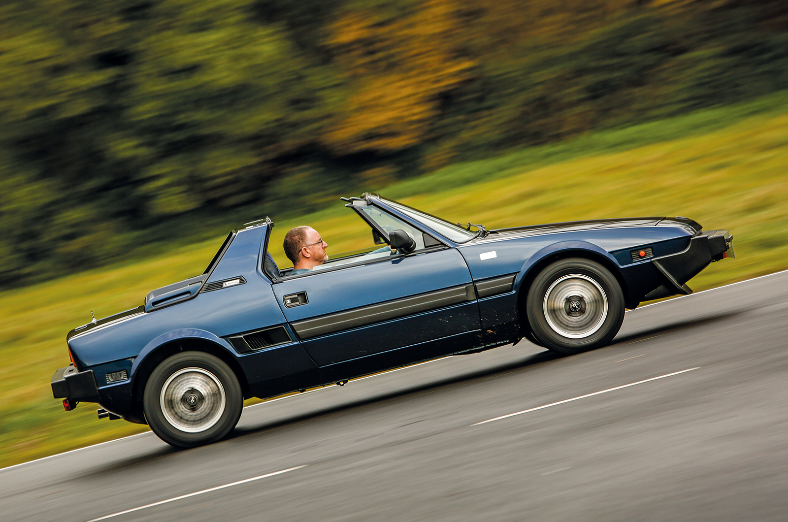 Classic & Sports Car – Toyota MR2 vs Fiat X1/9 vs Reliant Scimitar SS1: wedge-shaped fun