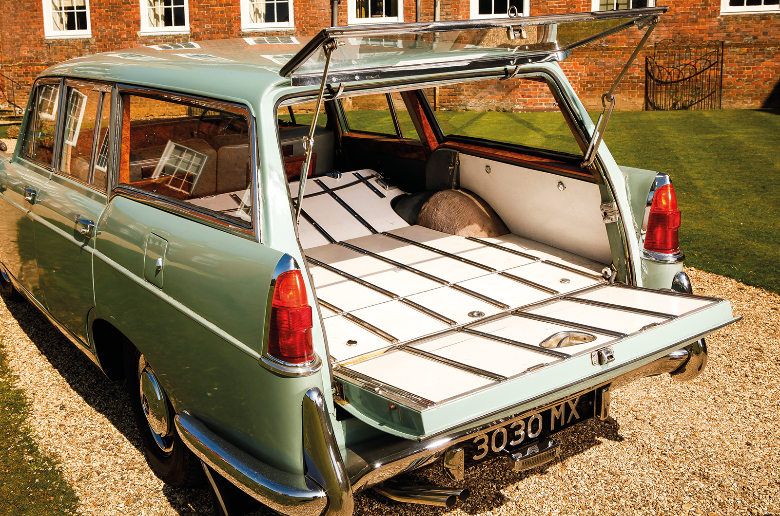 Classic & Sports Car – Mercedes-Benz Universal vs Vanden Plas Countryman: working wagons