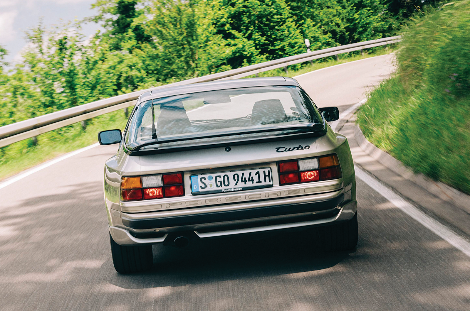 Classic & Sports Car – Porsche 944 turbo: under pressure