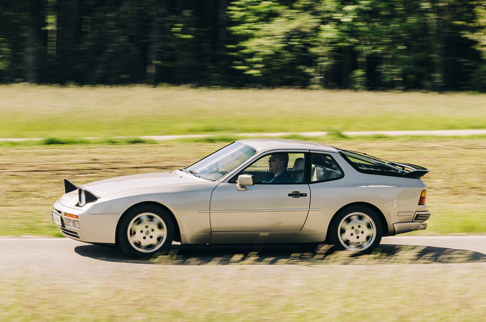 Classic & Sports Car – Porsche 944 turbo: under pressure