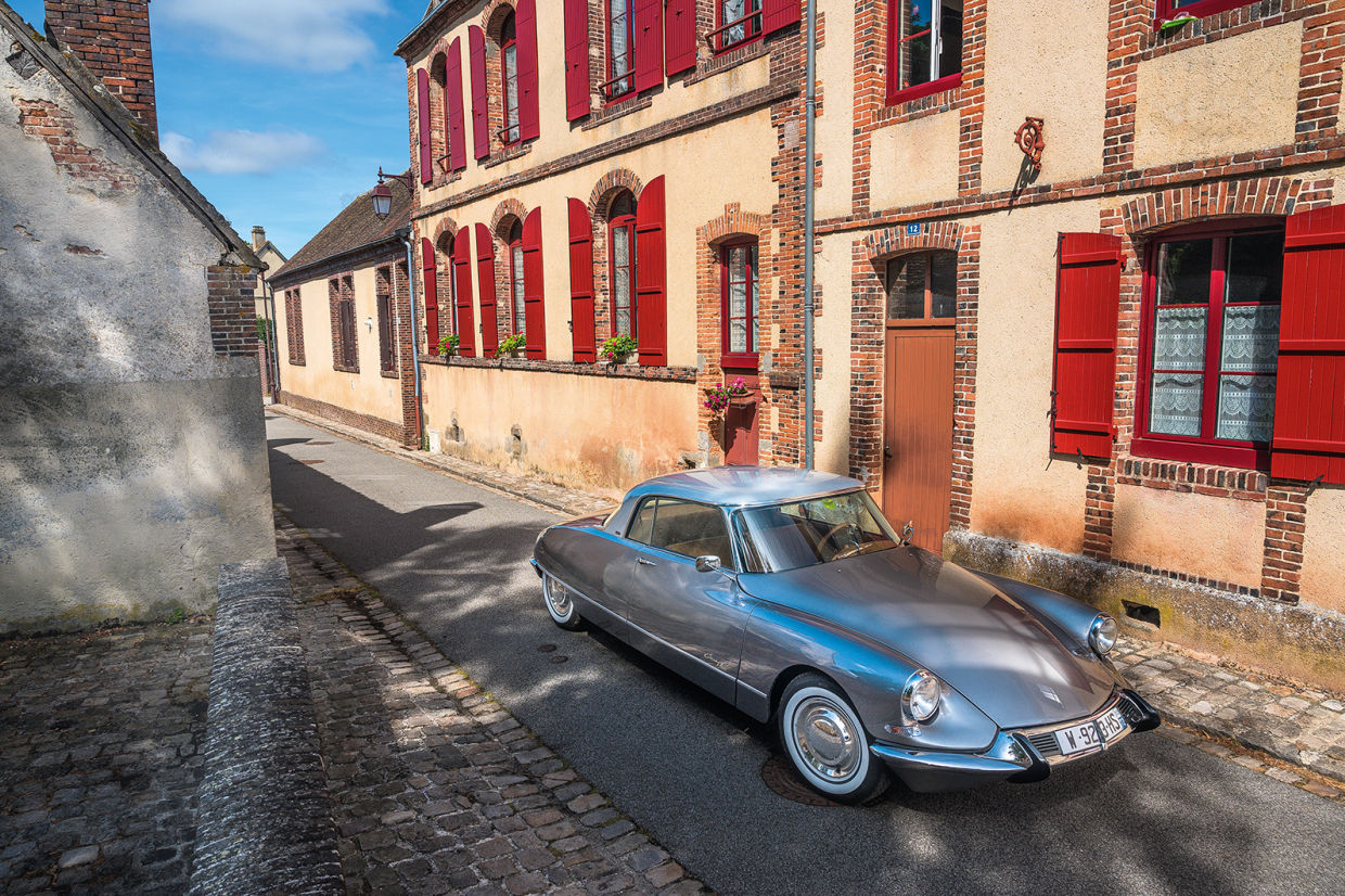 Classic & Sports Car – Grand Palais: the DS coupé Citroën should have made