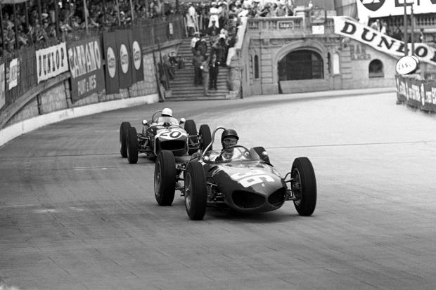 Ginther (Ferrari 156) leads Moss (Rob Walker Lotus 18) – they'd swap places by the chequered flag