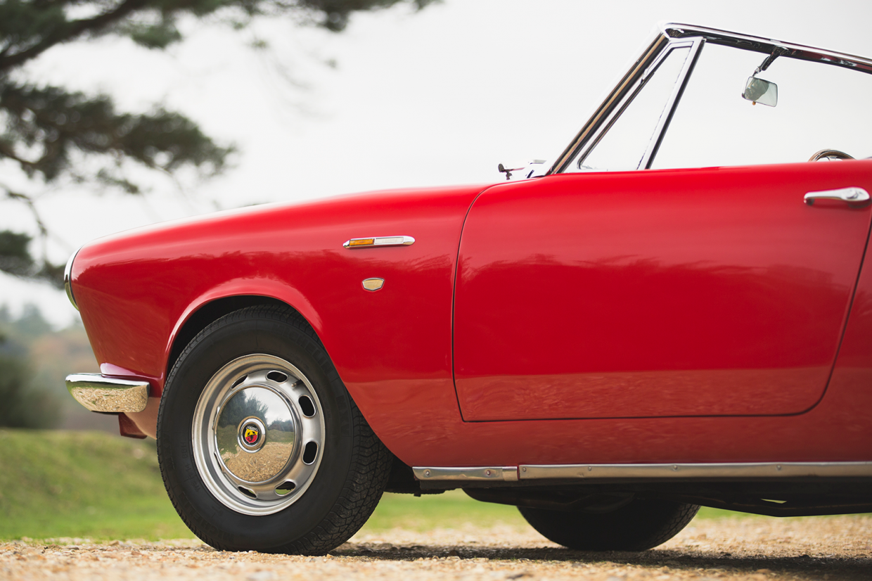 Classic & Sports Car – Abarth 2200 Spider: on a softer note