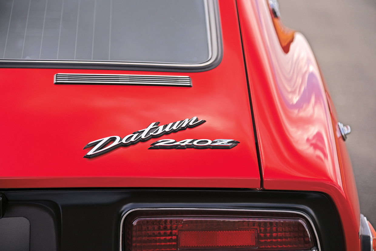 Classic & Sports Car – Datsun 240Z vs Triumph TR6: oceans apart
