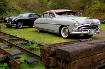 Classic & Sports Car – Jaguar MkVII vs Hudson Hornet: big cat in America