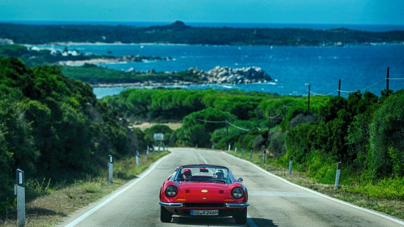 21 photos of Ferraris looking stunning on Italian roads