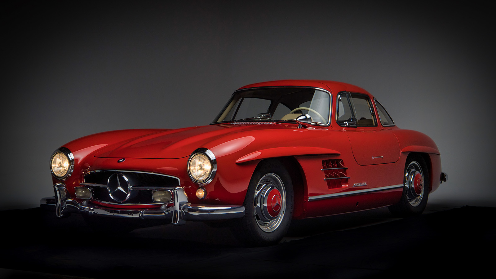 Des portes Gullwing, un moteur six cylindres en ligne sophistiqué et l'une des silhouettes les plus reconnaissables de l'histoire de l'automobile. 